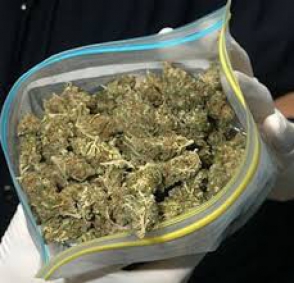 «Ափիոնի» զանգված՝ տոպրակում և քացախաթթվի անհիդրիդին նմանվող հեղուկ՝ ներարկիչում